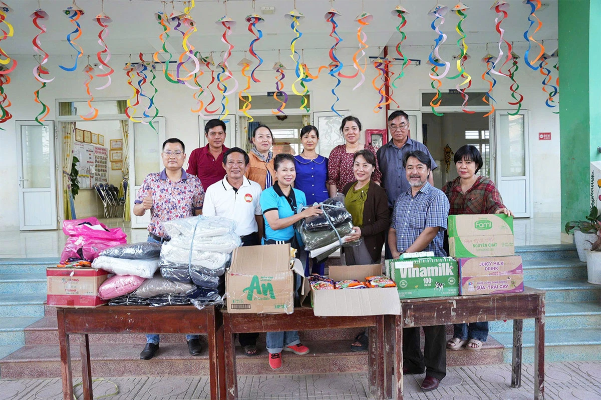 Trao quà hỗ trợ bà con vùng lũ Khánh Hòa