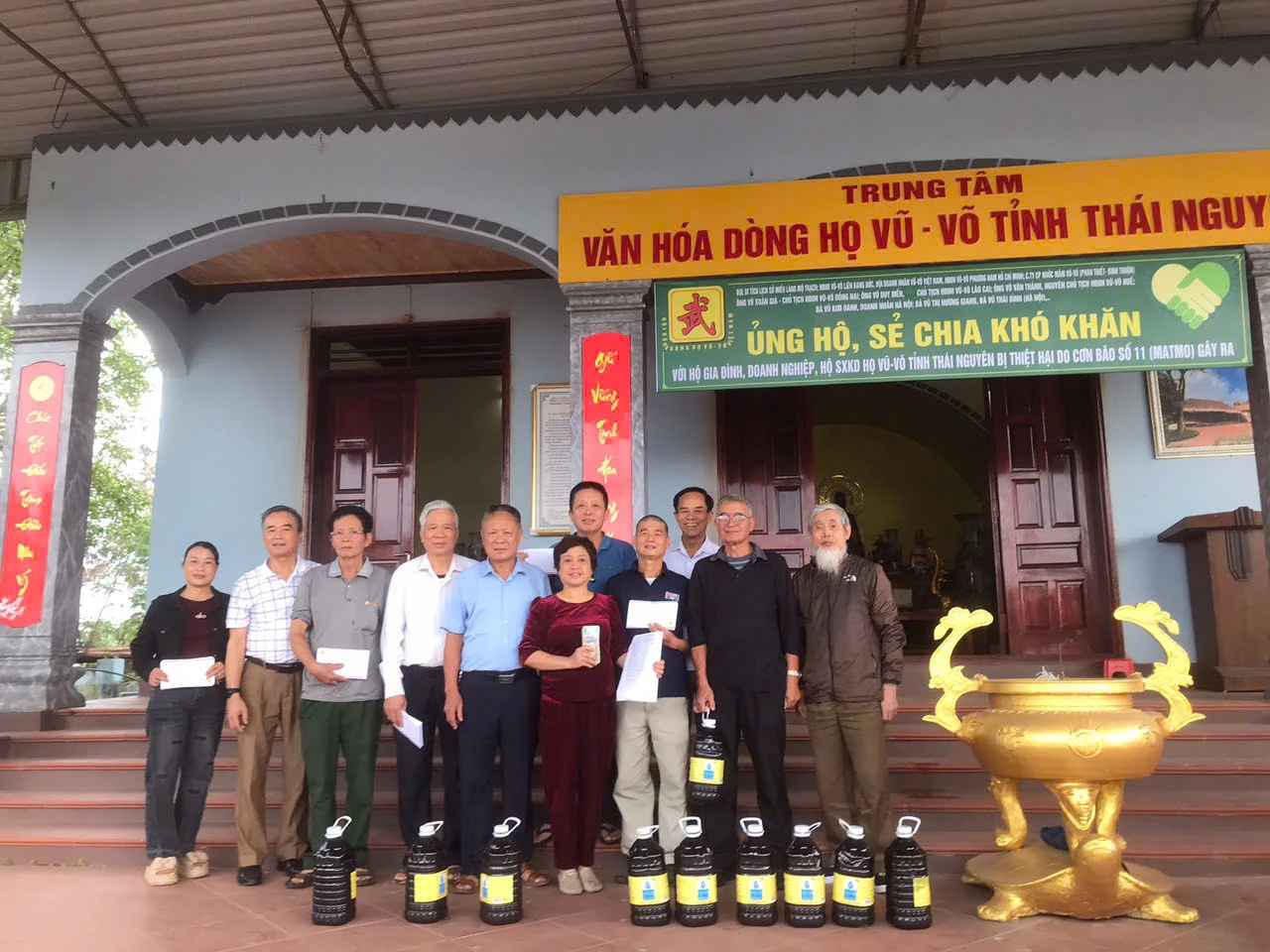 Ấm áp tình đồng tộc trong mùa lũ