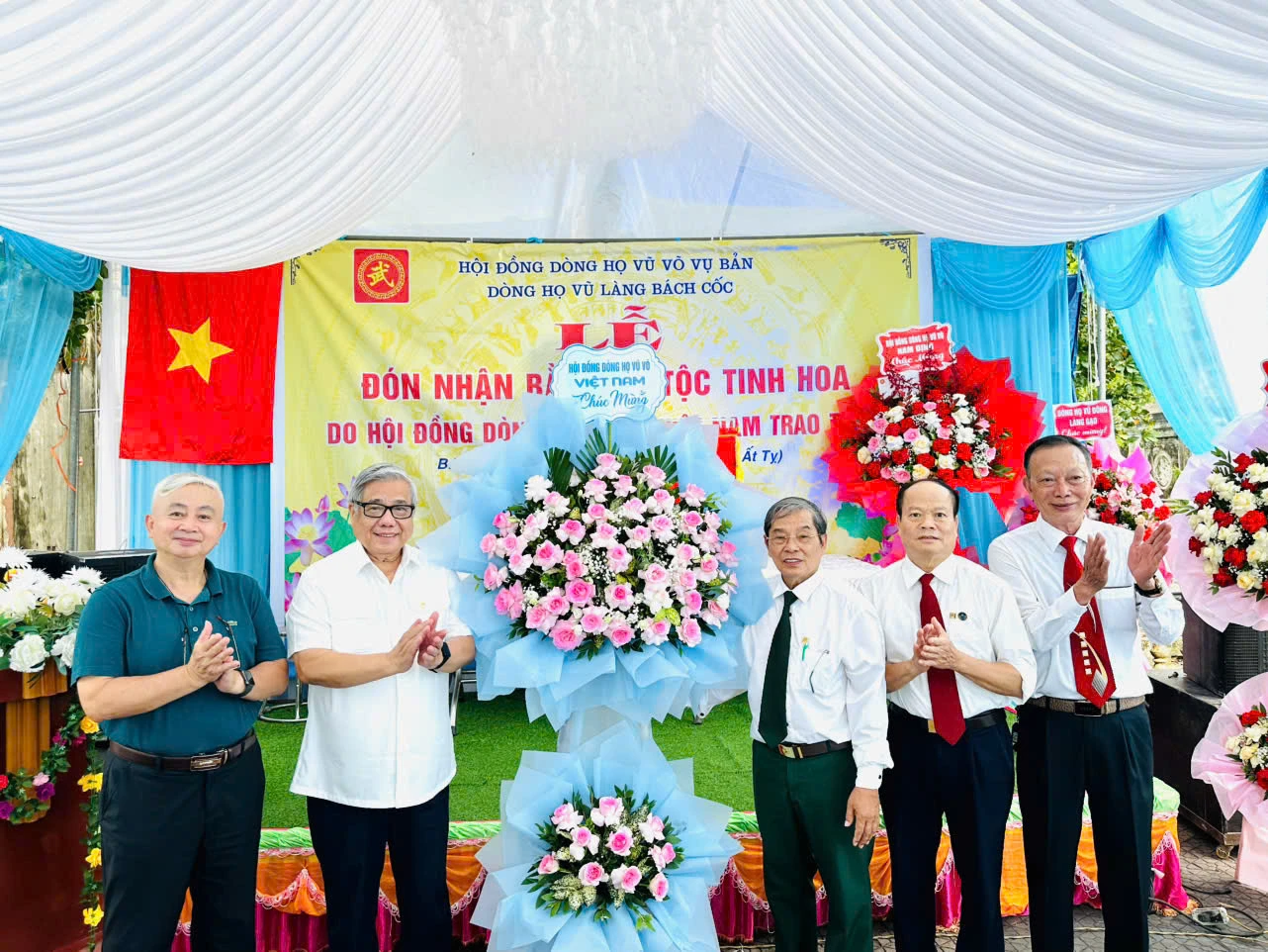 Dòng họ Vũ - Võ làng Bách Cốc đón nhận Bằng Vũ Tộc Tinh Hoa