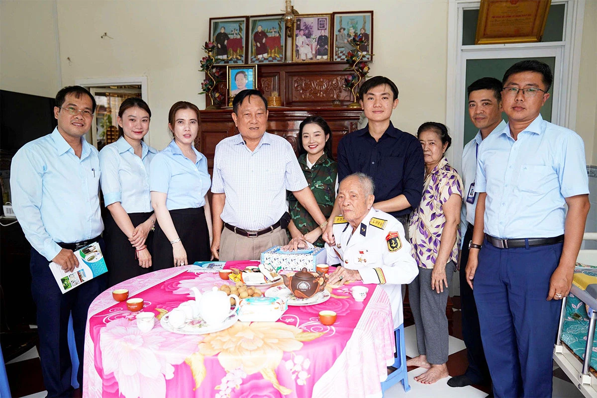 Thăm hỏi, tặng quà người có công, cựu chiến binh và nạn nhân chất độc da cam nhân dịp 27/7