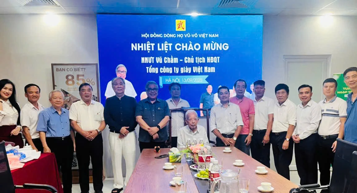 Nghệ nhân Ưu tú Vũ Chầm thăm Văn phòng Dòng họ Vũ - Võ Việt Nam