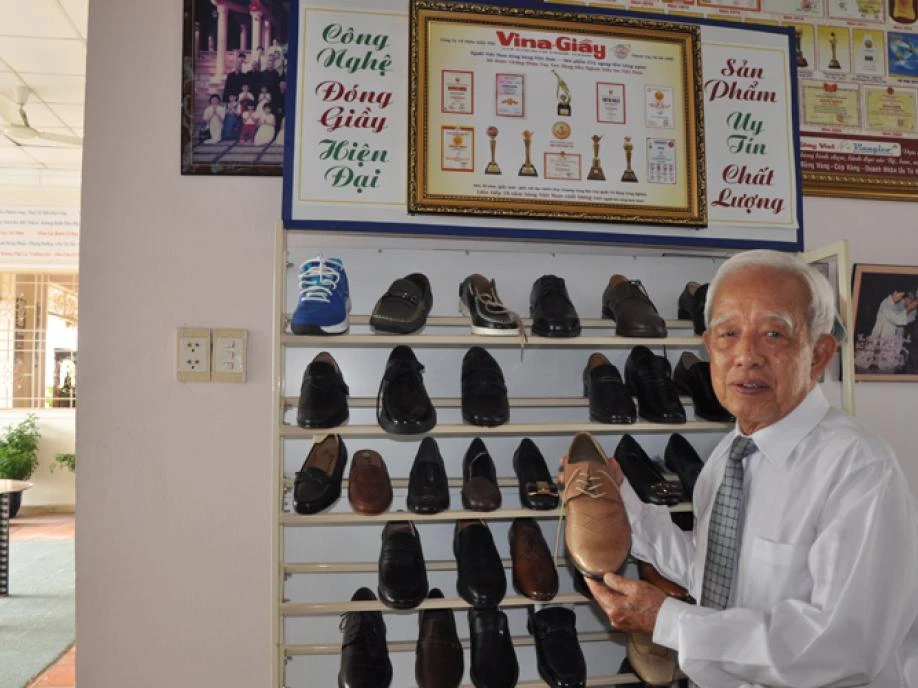 Nghệ nhân Vũ Văn Chầm: Một đời gắn bó với nghề giày truyền thống