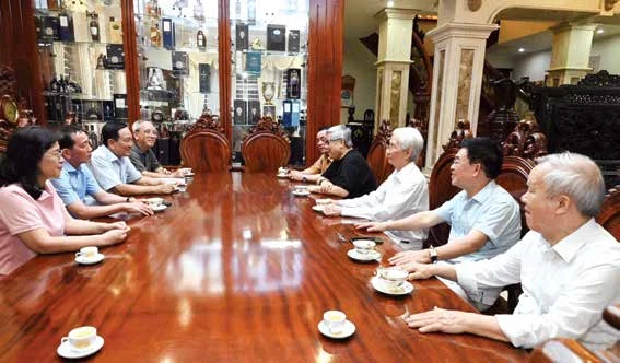 Lãnh đạo HĐDH Vũ - Võ Việt Nam làm việc với lãnh đạo HĐDH Vũ - Võ lâm thời thành phố Cần Thơ