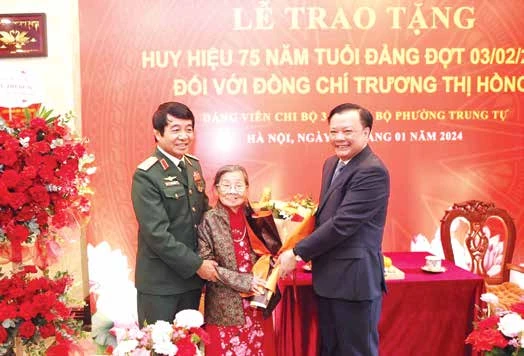 Bí thư Thành ủy Hà Nội Đinh Tiến Dũng trao Huy hiệu 75 năm tuổi Đảng tặng Đồng chí Trương Thị Hồng
