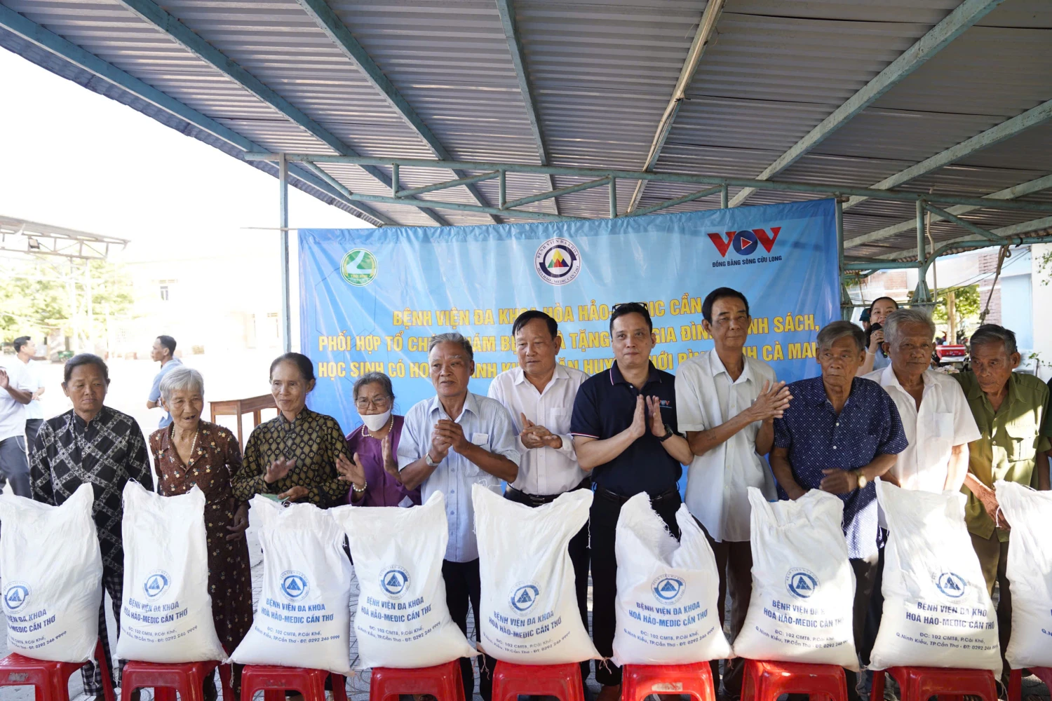 Hơn 500 người dân tại huyện Thới Bình, tỉnh Cà Mau được Bệnh viện Đa khoa Hoà Hảo - Medic Cần Thơ khám bệnh, cấp thuốc, tặng quà miễn phí