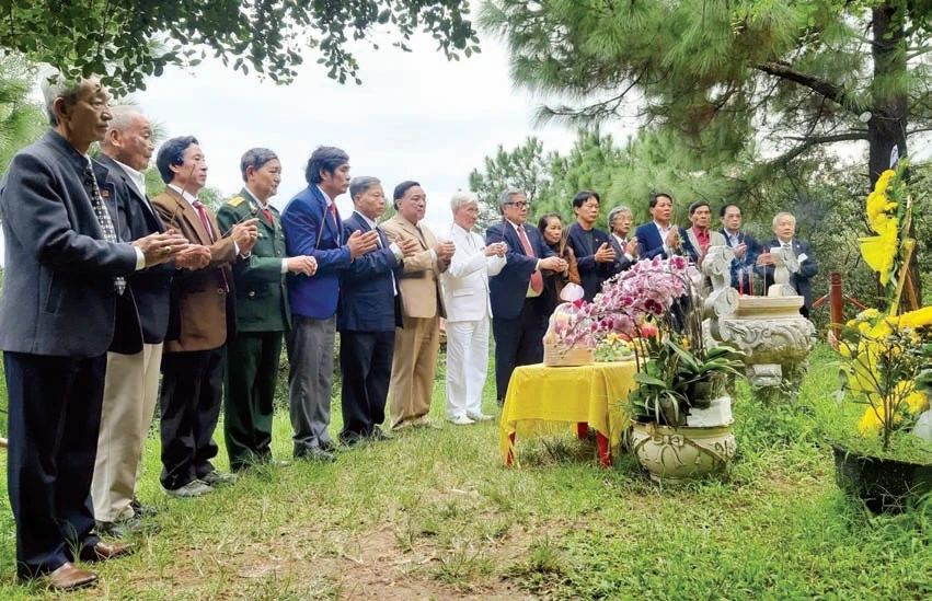 Đoàn đại biểu HĐDH Vũ - Võ Việt Nam viếng mộ Đại tướng Võ Nguyên Giáp