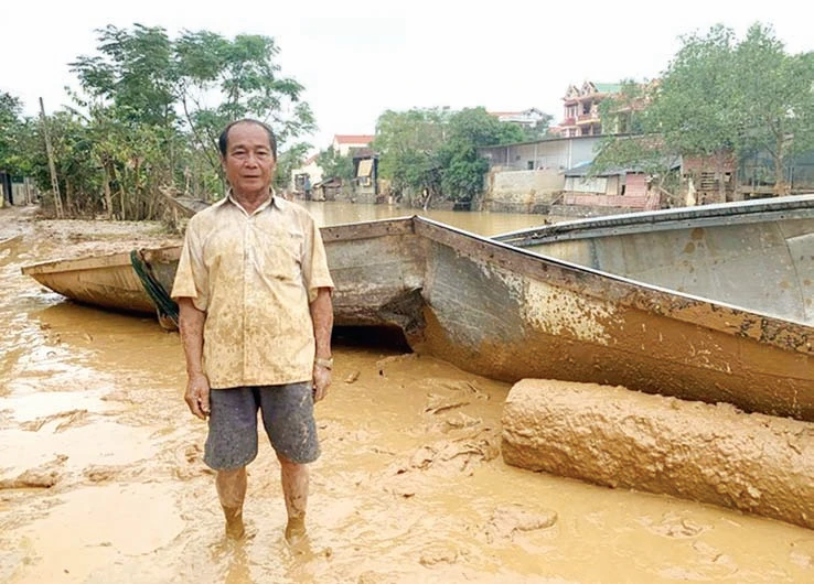 Người hùng cứu 100 dân trong lũ và chiếc đò mưu sinh bị vỡ