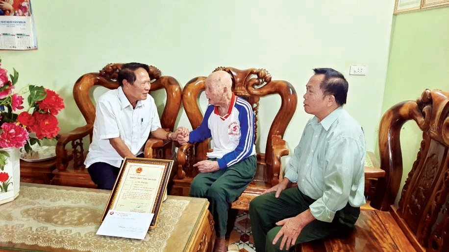 Gương sáng dòng tộc