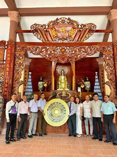 CLB Doanh nhân Vũ - Võ tỉnh Nam Định cung tiến trống đồng mạ vàng