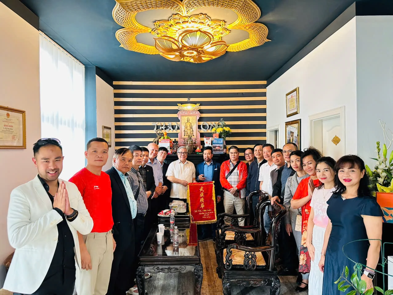 Đoàn đại biểu HĐDH Vũ - Võ Việt Nam tới thắp hương Thần tổ dòng họ Vũ - Võ tại Berlin (CHLB Đức)