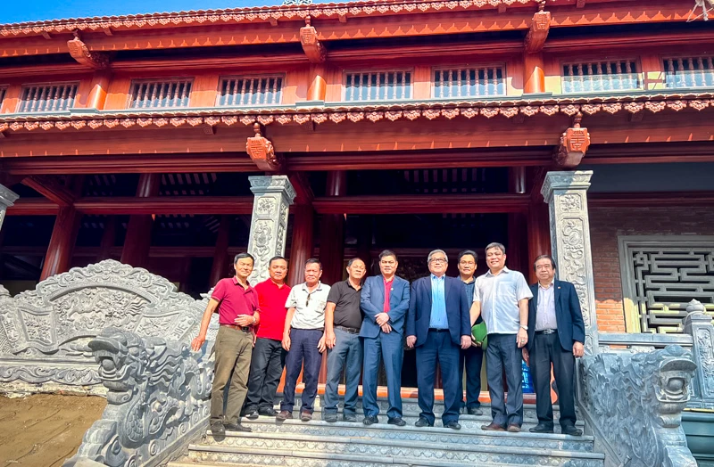 GS - TSKH - NGND Vũ Minh Giang - Chủ tịch HĐ dòng họ Vũ -Võ Việt Nam ghé thăm Công trình cải tạo khuôn viên Đền Nam Hải