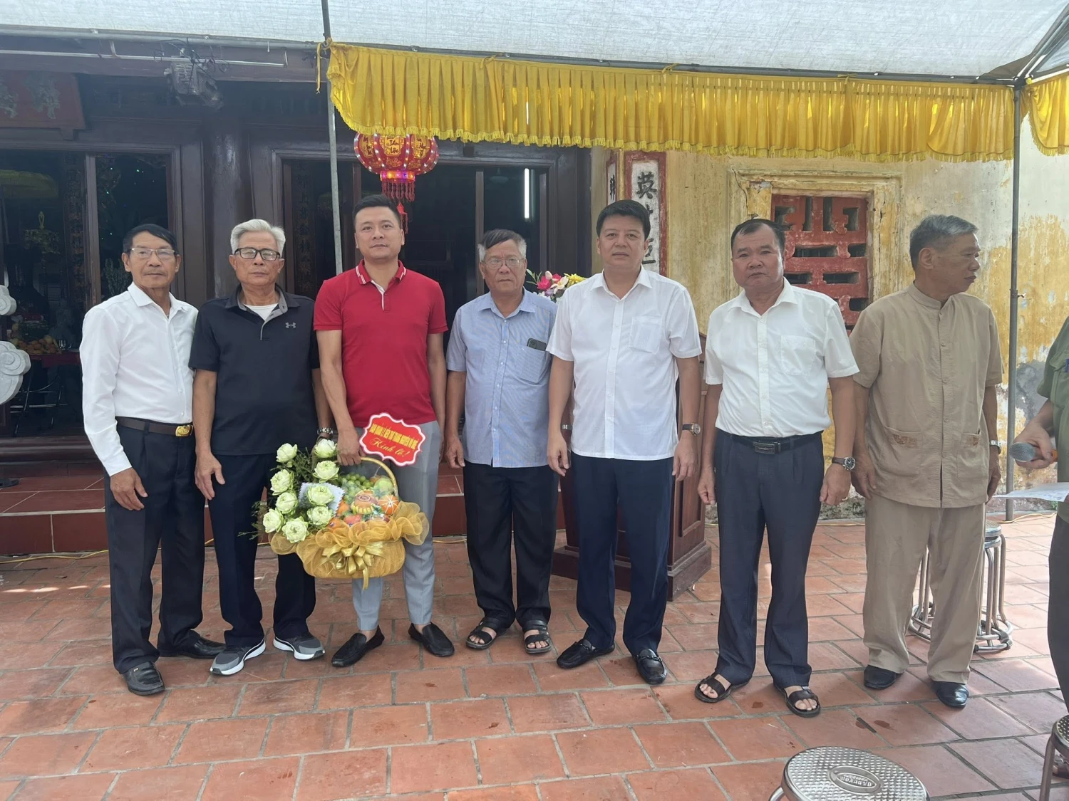 Hậu duệ Trạng nguyên Vũ Duệ dâng hương tại đền thờ Tiết nghĩa Bảng nhãn Ngô Hoán