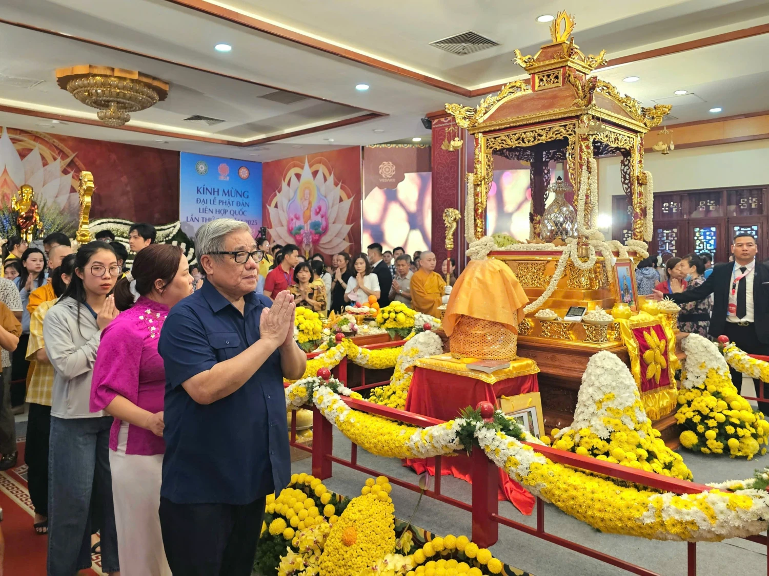Prof. DSc. People’s Teacher Vu Minh Giang Visits Quan Su Pagoda to Venerate the Sacred Relics of the Buddha